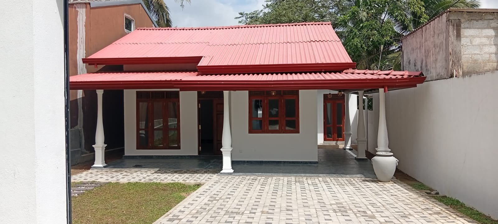 හෝමාගම, කිරිවත්තුඩුව බස් පාරට 30m කින් පර්චස් 10ක නිවසක් විකිණීමට