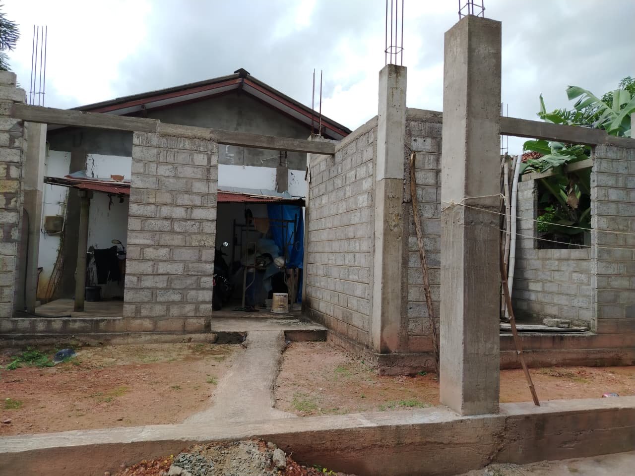 🏡🌿 අඩක් නිමකළ නිවසක් සමඟ පර්චස් 10ක වටිනා ඉඩමක් විකිණීමට! 🌿🏡