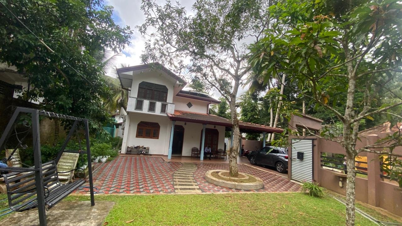 ගාල්ල නගරයට ආසන්නව දෙමහල් නිවසක් විකිණීමට