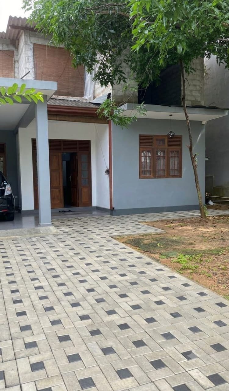හෝමාගම – මීගොඩින් අගනා නිවසක්  විකිණීමට!  219 බස්පාර පෙනෙන දුරින්