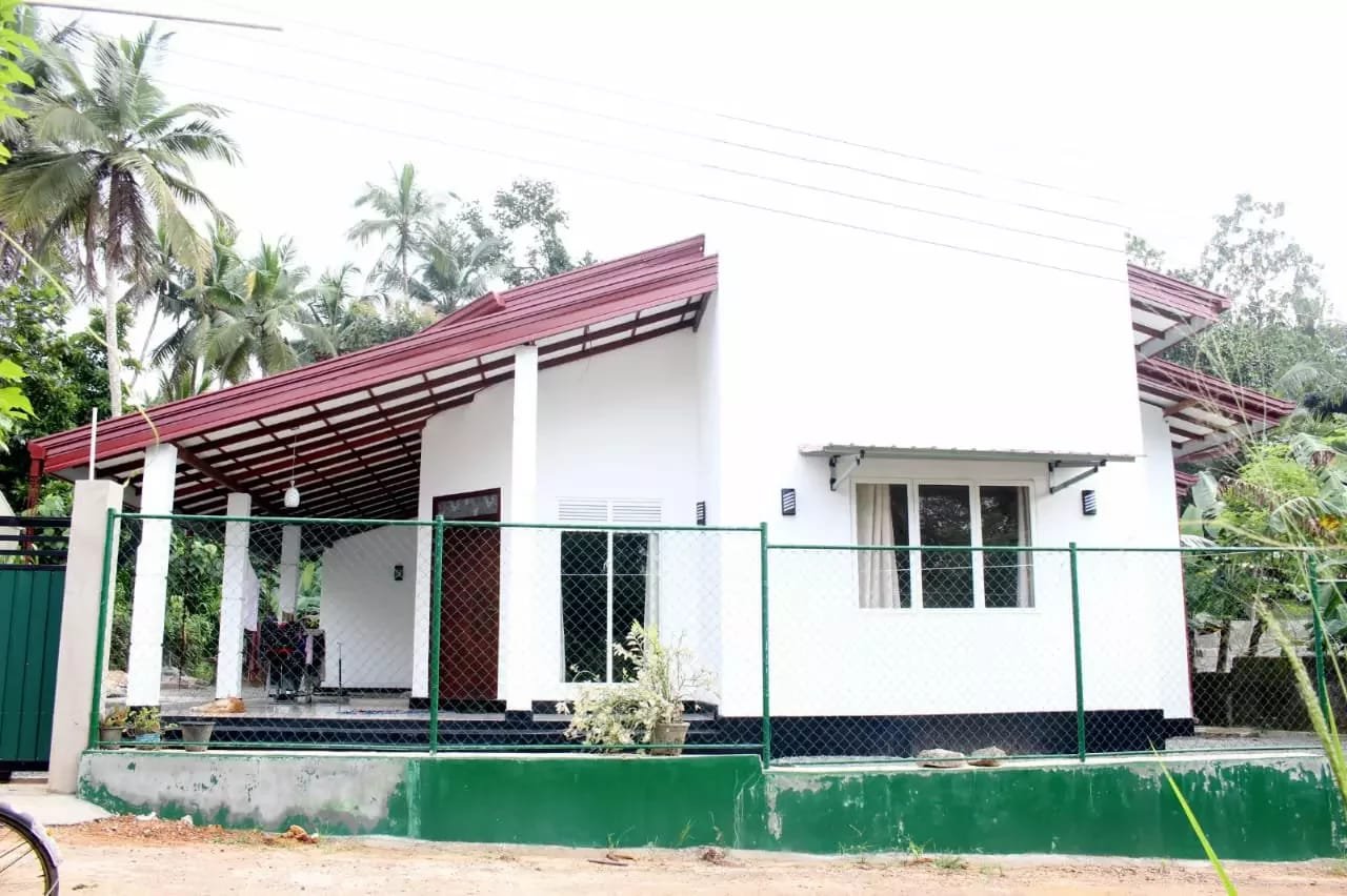 වේයන්ගොඩ ප්‍රධාන පාරටම මුහුණලා ඇති වටිනා නිවස වහාම විකිණීමට