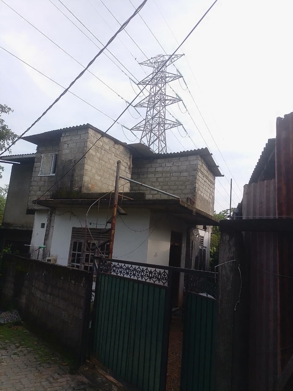 කිරිබත්ගොඩ නගරයට විනාඩි 5යි - තට්ටු දෙකේ නිවසක් විකිණීමට