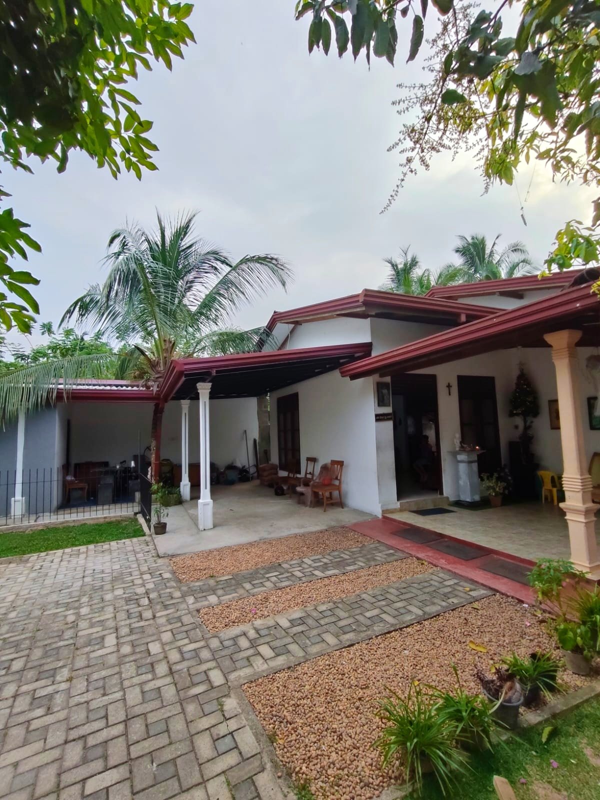 දෙල්ගොඩ – පූගොඩ ප්‍රදේශයේ අංගසම්පූර්ණ නිවසක් සහ ඉඩමක් විකිණීමට