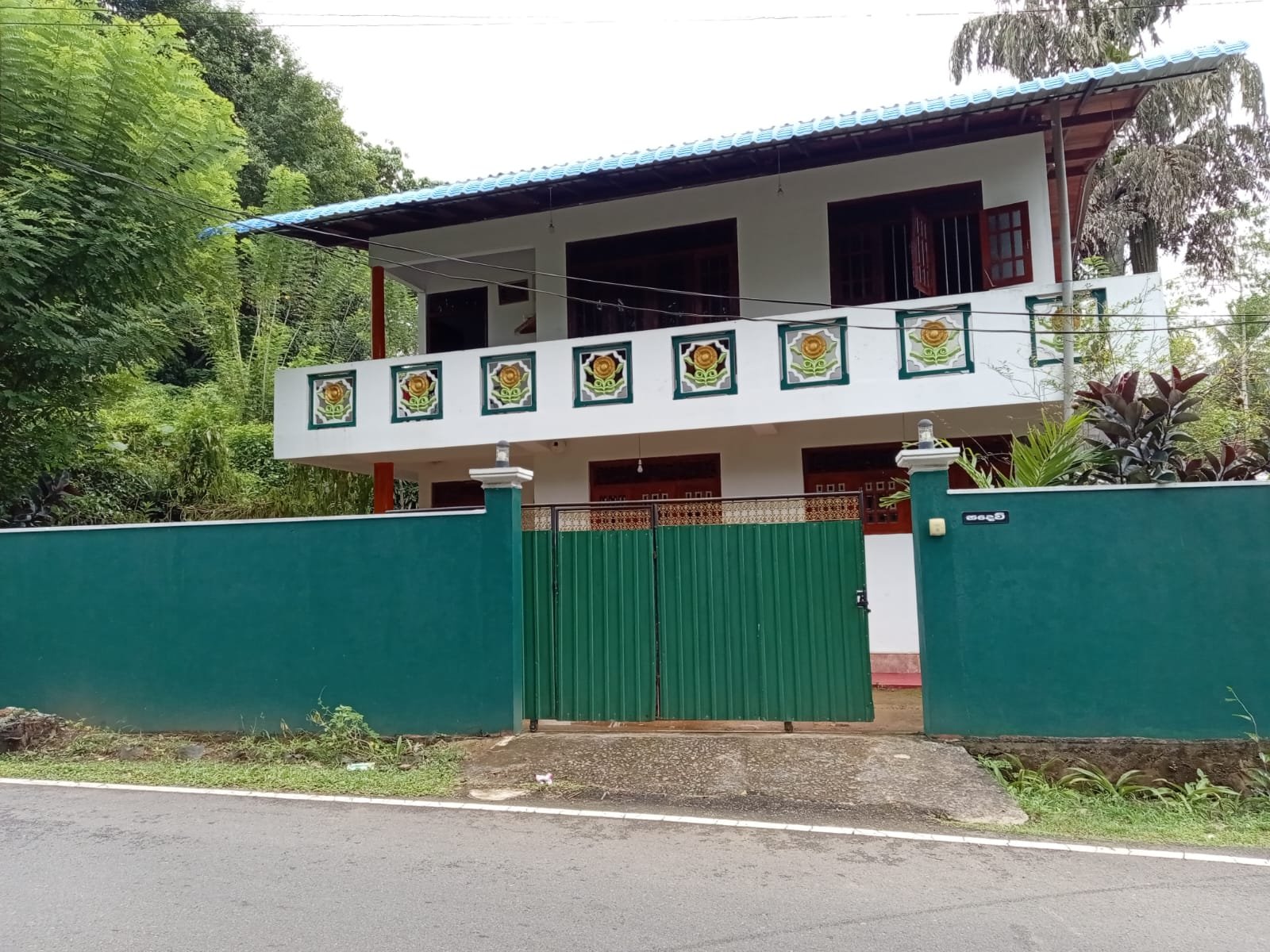 බද්දේගම ප්‍රධාන පාරට මුහුණලා පර්චස් 8.5ක අගනා තෙමහල් නිවසක් වහාම විකිණීමට
