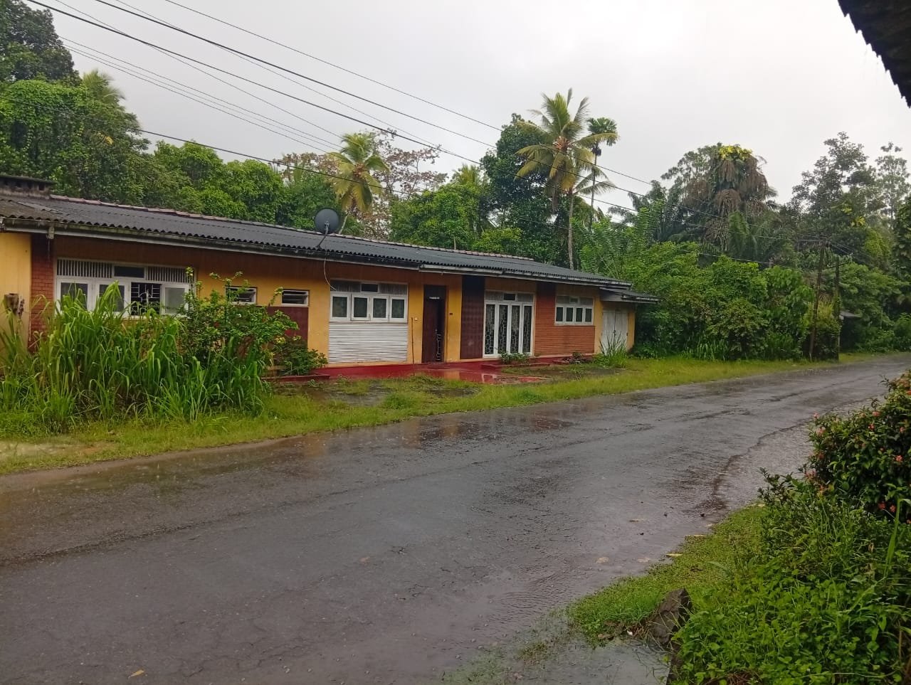 ගාල්ල – බද්දේගම ප්‍රධාන මාර්ගයට මුහුණලා ඉඩමක් නිවසක් සමඟ විකිණීමට