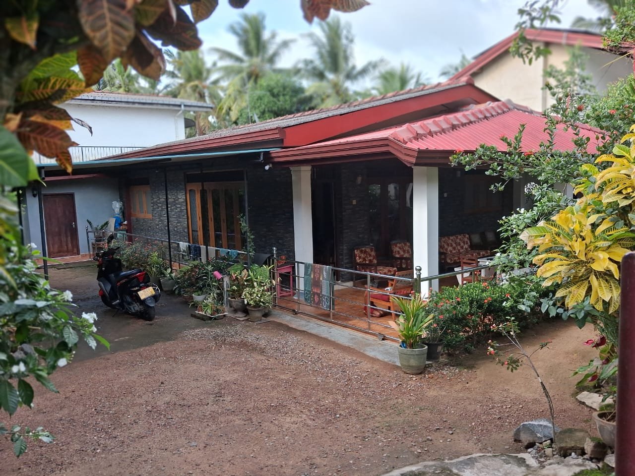 මහරගම නිවසක් සමග ඉඩමක් විකිනීමට ඇත.