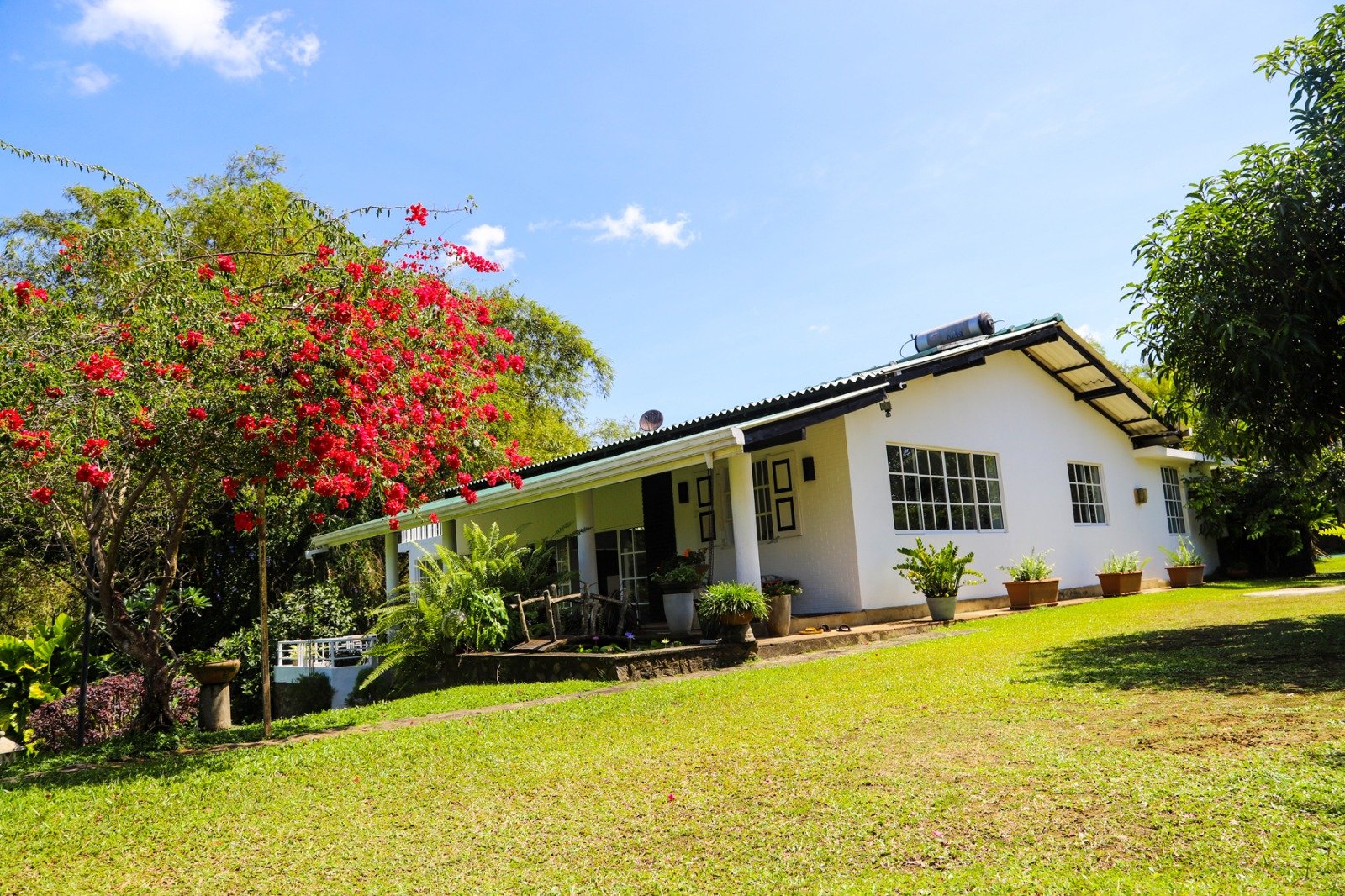 LUXURY RIVERSIDE ESTATE FOR SALE IN MATHUGAMA