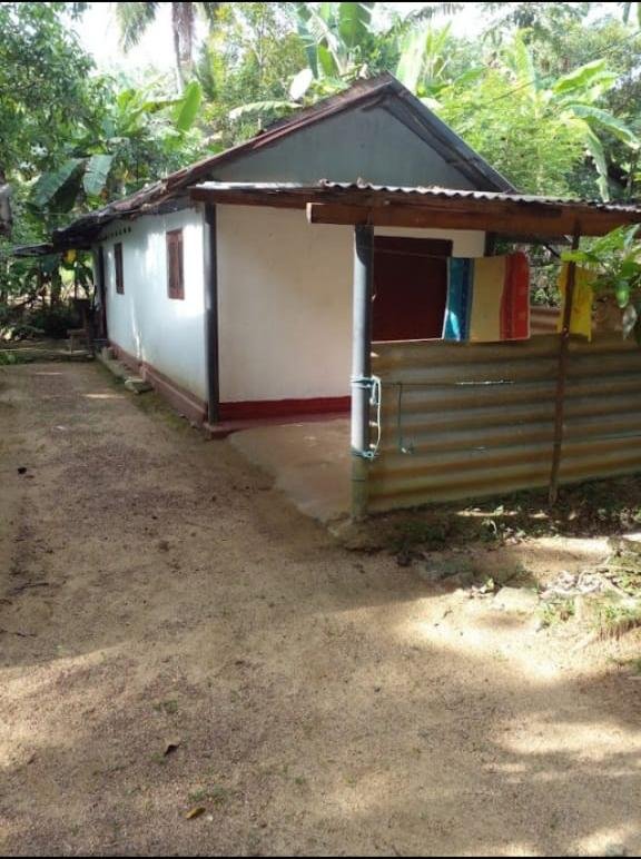 පර්චස් 40ක් සමඟ කුඩා නිවසක් සහිත ඉඩමක් ඉතා ඉක්මනින් විකිණීමට – හොරණ , පොරුවදන්ඩ