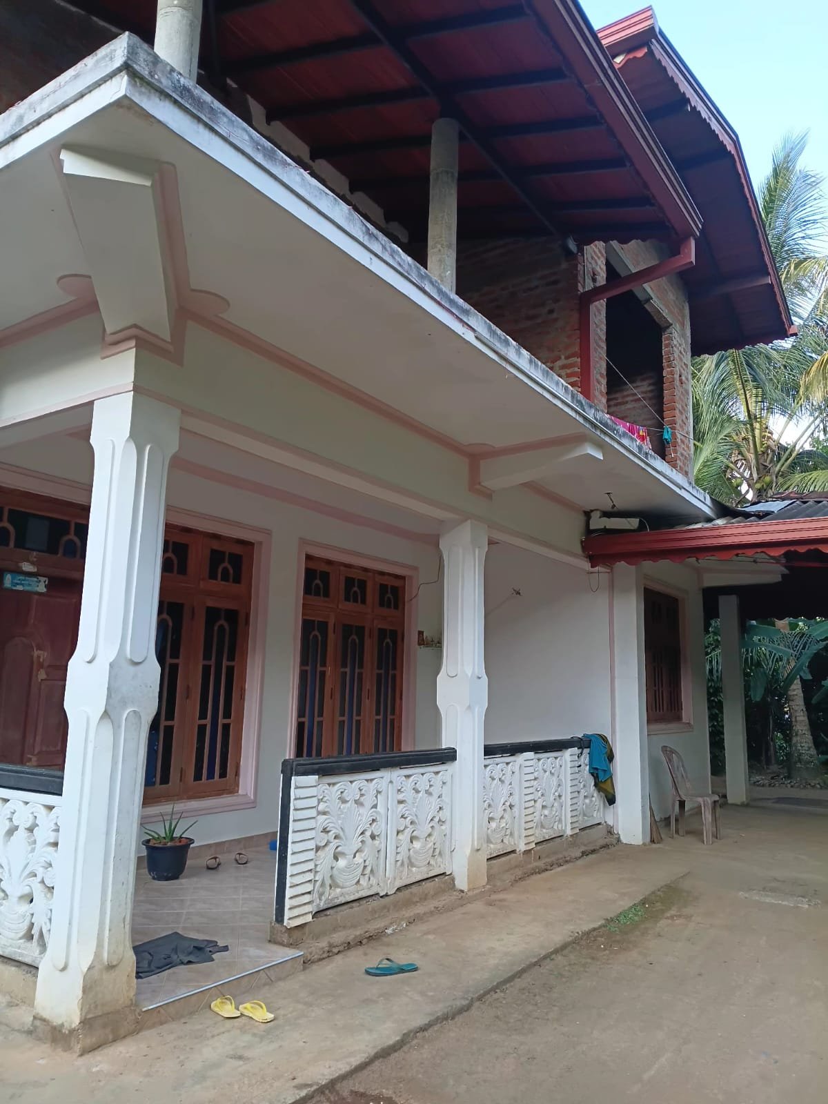 මහනුවර උඩුණුවරින් සරුසාර ඉඩමක් සමඟ දෙමහල් නිවසක් වහාම විකිණීමට
